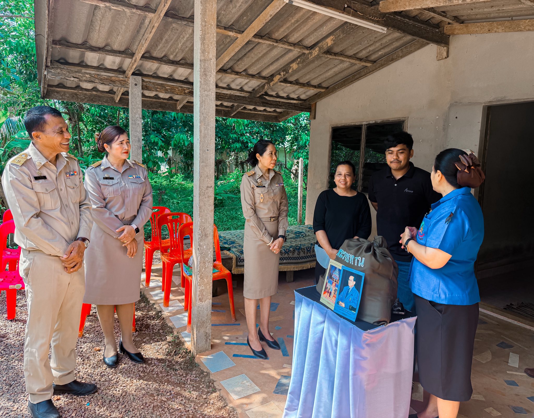 วันที่ 11 พฤศจิกายน 2568 นายกวินัย มูสิกะเจริญ พร้อมด้วยรองนายกอบต.ควนขนุน ปลัดอบต.ควนขนุน ลงพื้นที่ร่วมกับนางปริญาติ แขกเพ็ก พมจ.พัทลุง ปลัดอำเภอเขาชัยสน ผู้ใหญ่บ้านม.5 ติดตามเยี่ยมครอบครัวนักเรียนทุนพระราชทาน เพื่อการศึกษาสงเคราะห์ มูลนิธิราชประชานุเคราะห์ ในพระบรมราชูปถัมภ์